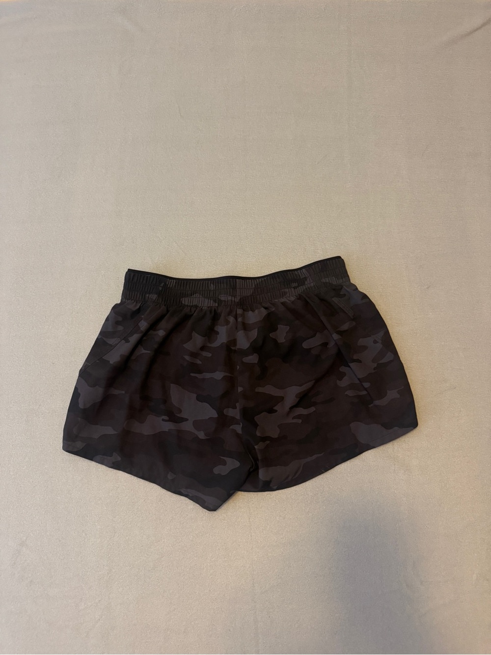 GAP Women's Black/ Gray Camouflage Athletic Shorts Size Medium - Picture 2 of 6